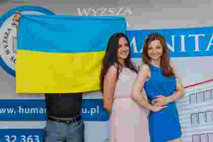 Studenci z  flagą Ukrainy