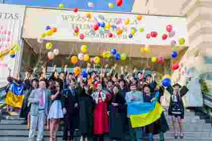 Studenci z  flagą Ukrainy