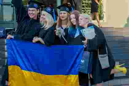 Studenci z  flagą Ukrainy