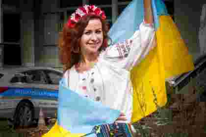 Studentka Humanitas z flagą Ukrainy