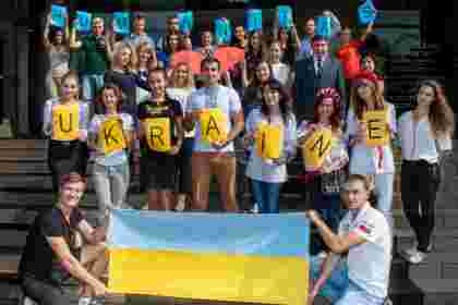 Studenci Humanitas z flagą Ukrainy
